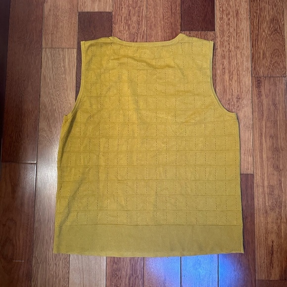 Cable & Gauge | Yellow sleeveless knit top size large (fits med) - Picture 3 of 4